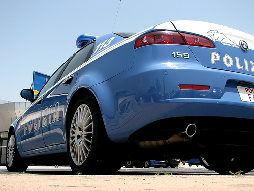 Picchia e punta pistola scacciacani contro la madre, nei guai 23enne