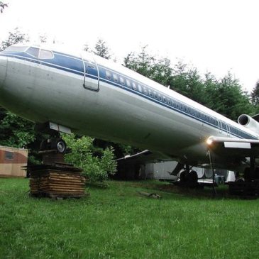 Trasforma un Boeing 727 in una casa nel bosco: la storia di Bruce Campbell