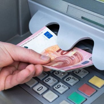 Preleva 600 euro al bancomat ma non li ritira: 55enne se ne accorge e li ruba