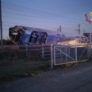 Deraglia un treno Frecciarossa a Lodi: “Morti i due macchinisti e 27 passeggeri feriti”