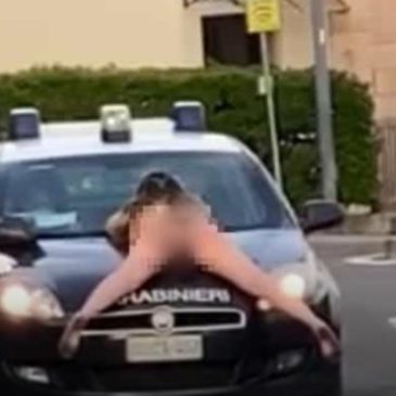 Donna nuda si sdraia su auto dei Carabinieri e li aggredisce