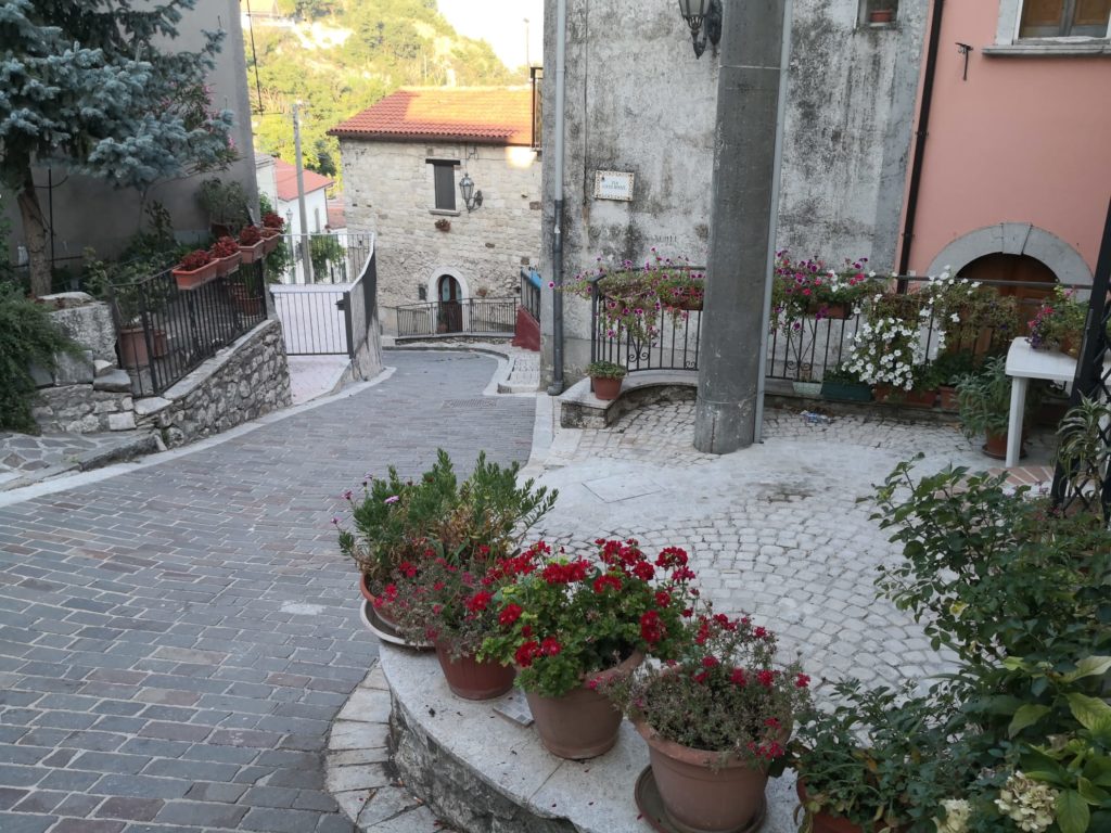 Scorcio del centro storico di San Lupo, foto di copertina di Pietro Simonetti