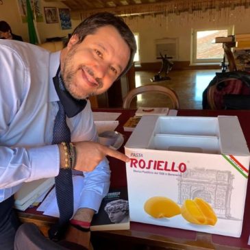 Pasta sannita in regalo a Matteo Salvini e il web si indigna