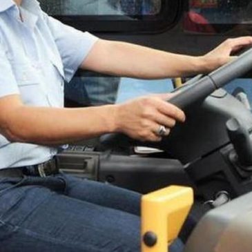 Preso a pugni autista bus che chiede rispetto delle norme anti-Covid