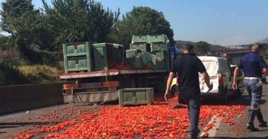 Camion perde carico di pomodori e investe due giovani sullo scooter