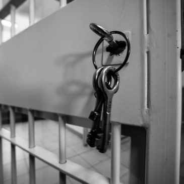 Benevento, rivolta in carcere: cinque agenti feriti, uno è grave