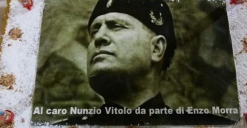 Festa di pensionamento con torta con volto di Mussolini. Bufera in Campania