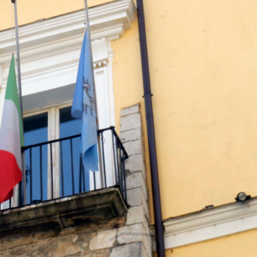 Rocca dei Rettori: bandiere a mezz’asta per la Giornata nazionale delle vittime del Covid-19