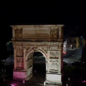 Benevento, l’Arco di Traiano si colora di rosa: “La cultura non isola”