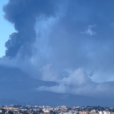 Erutta l’Etna, fontane di lava e nube alta 12 km