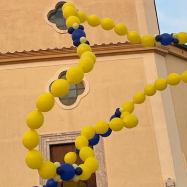 Castelvenere: in cielo un “Rosario” di palloncini per la Pace in Ucraina