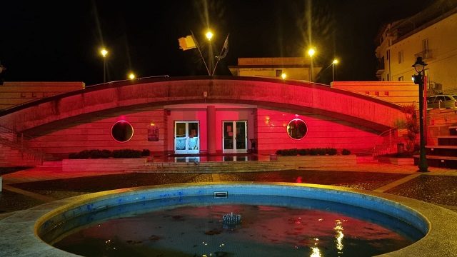 Paupisi, piazza don Boscaino si illumina di rosso contro la violenza sulle donne