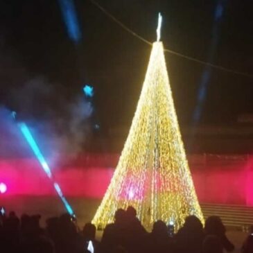 Paupisi, un successo l’accensione del grande albero di Natale