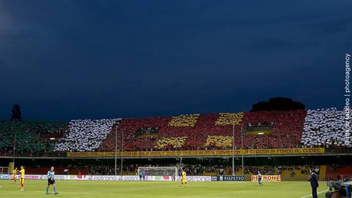 Una coreografia della curva dello stadio Vigorito, foto d'archivio