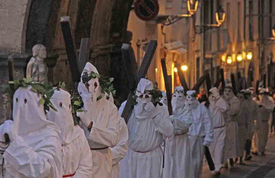 Gli Incappucciati di Isernia, foto di copertina tratta da turismoinnmolise,com