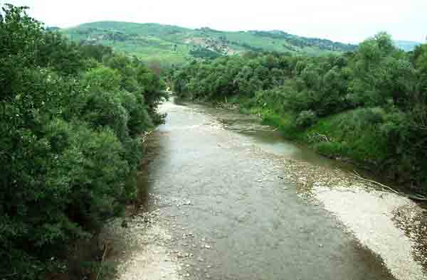 Il fiume Fortore, foto di Di Nuada tratta da commons.wikimedia.org/w/index.php?curid=17828574