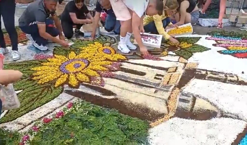 Preparazione del tappeto di fiori dell'edizione 2023, foto di Barbara Serafini 