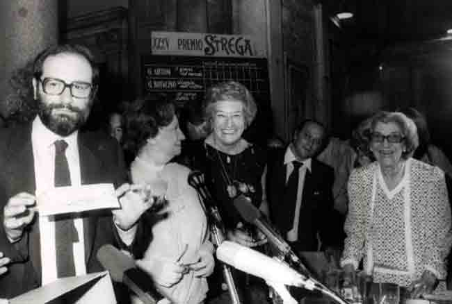 Umberto Eco ritira il premio nel 1981 con "Il nome della rosa". Foto d'archivio
