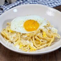 Spaghetti alla poverella, il piatto della tradizione napoletana che racconta la cucina di una volta