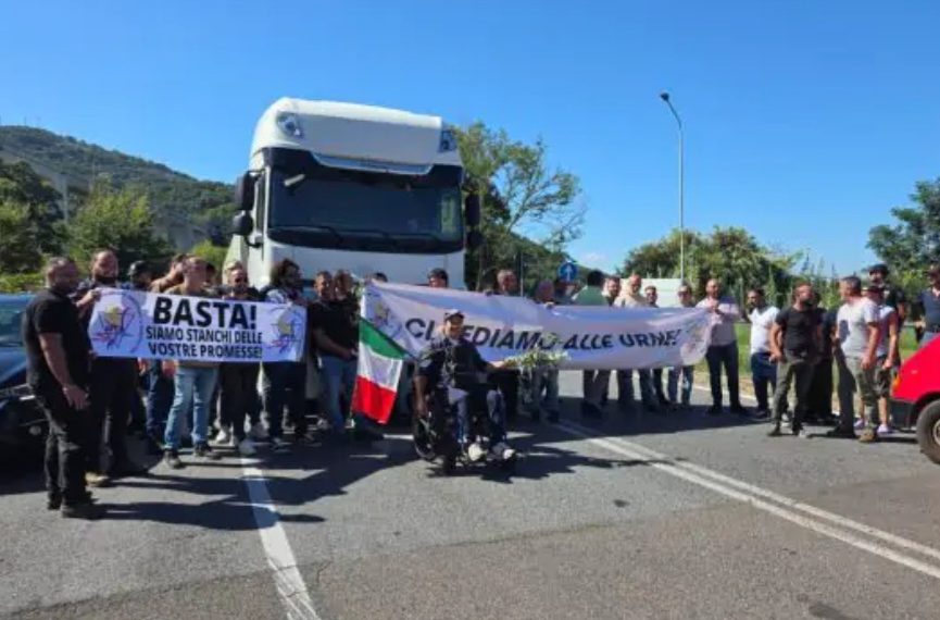 Vetrine devastate e disagio, M.A.P.S.: “La legalità non basta senza giustizia sociale”
