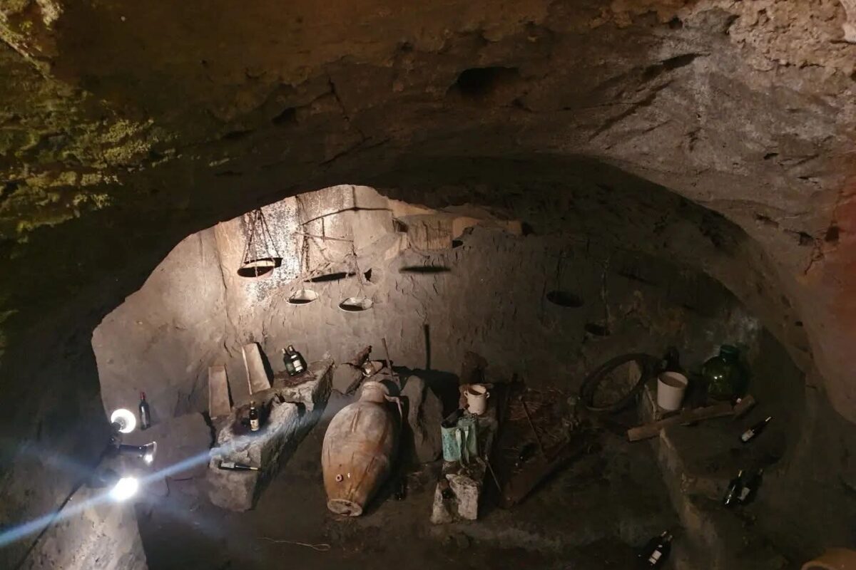 Immagini dal Sannio: Castelvenere, terreni vitati e cantine tufacee